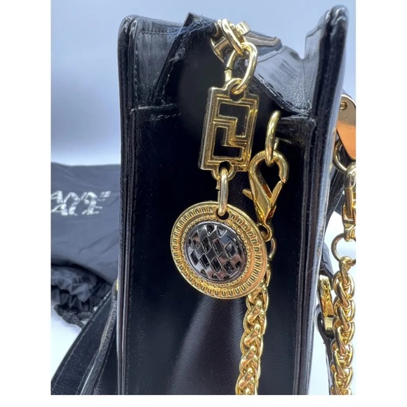 Gianni Versace Vintage Sunburst 2-Way top handle in black patent leather w/Charm - Picture 7 of 15